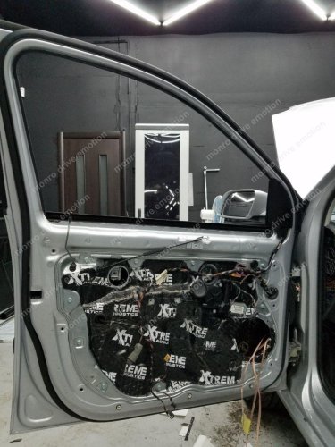 Установка шумо-виброизоляции передних дверей  на Volkswagen Polo 2016 года
