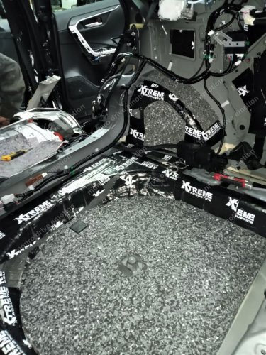Установка шумо-виброизоляции на Toyota RAV4 Hybrid 2019 года