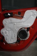 Встановлення шумо-віброізоляції дверей на Peugeot 208 2018 року