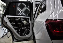 Установка магнитолы и динамиков на Audi Q5 2014 года